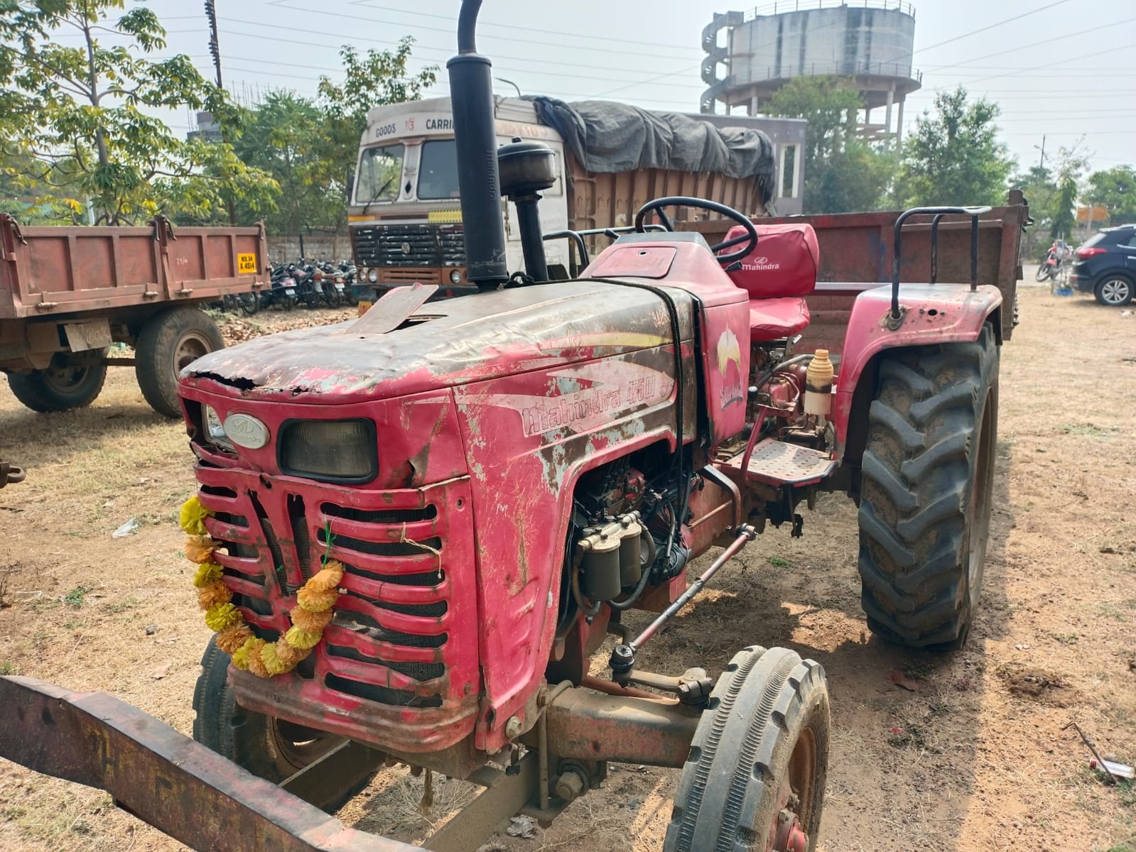 रेती भरलेले ट्रॅक्टरसह, ट्राली पकडली.